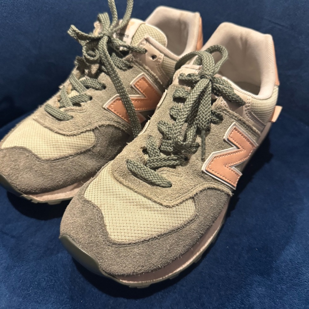 New Balance 574 Women’s Sneakers – Olive Green & Blush, Size 8 (WL574SZ2)